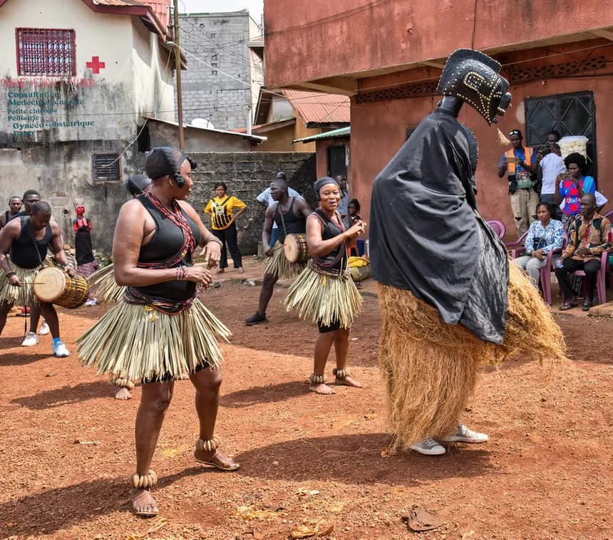 Sortie du D'mba dans le village
